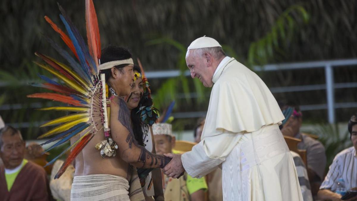 El Papa Francisco saluda a representantes de pueblos indígenas en Puerto Maldonado, en la Amazonia peruana, este viernes.