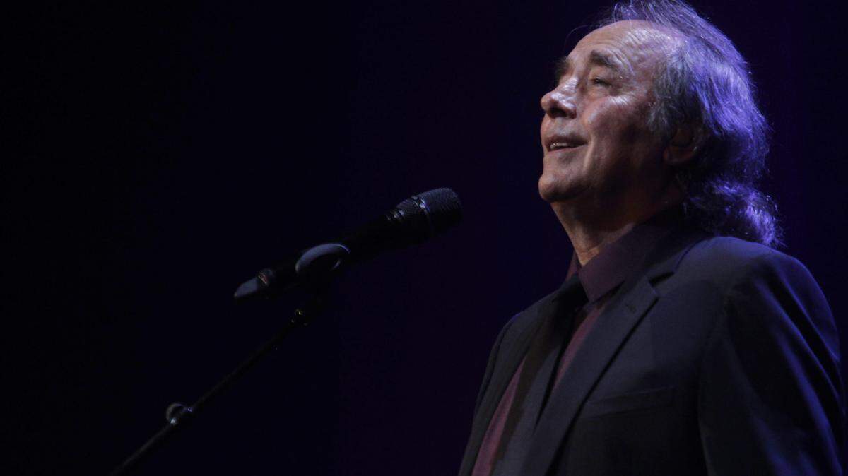 El cantautor español Joan Manuel Serrat se presenta en concierto como parte de su gira “Antología desordenada”, martes 24 de febrero de 2015, en el Auditorio Nacional del Sodre, en Montevideo, Uruguay. EFE/Hugo Ortuño