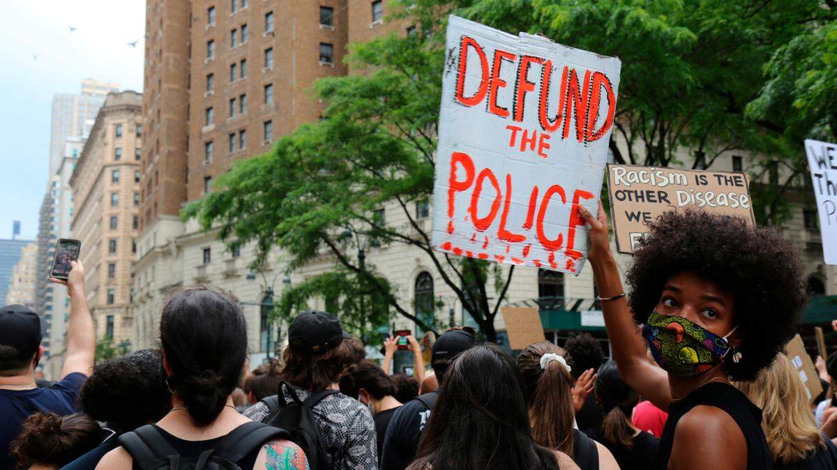 Un manifestante sostiene una pancarta que dice “Defund the police” (Quítenle los fondos a la policía), durante una protesta en contra de la brutalidad policial, el 6 de junio de 2020 en Nueva York.