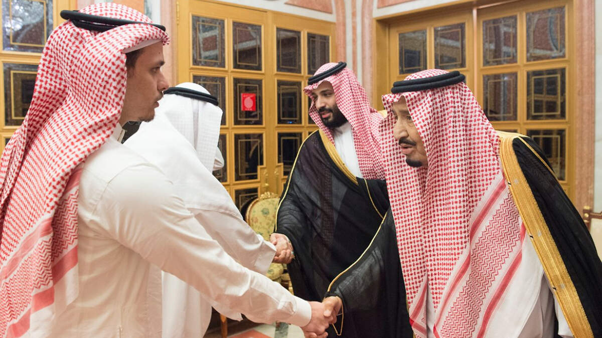 El rey saudita Salman (der.) y su hijo el príncipe heredero Mohamed bin Salman (segundo de der. a izq.) saludan al hijo del periodista asesinado Jamal Khashogg, Salah y su hermano Sahel, para “ofrecer sus condolencias”, en el palacio real en Riad, Arabia Saudita, el 23 de octubre de 2018.
