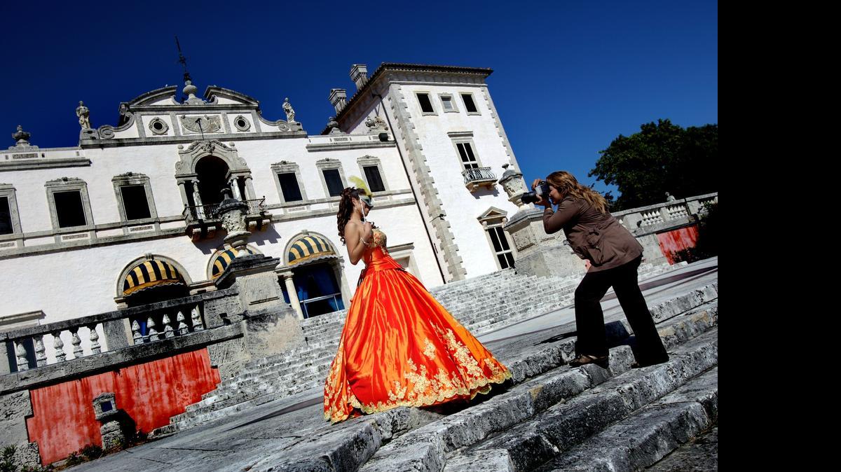 
Una joven se toma fotografías en el Palacio de Vizcaya, en Miami, como recuerdo de sus quince años. La mansión se terminó de construir en 1916.
