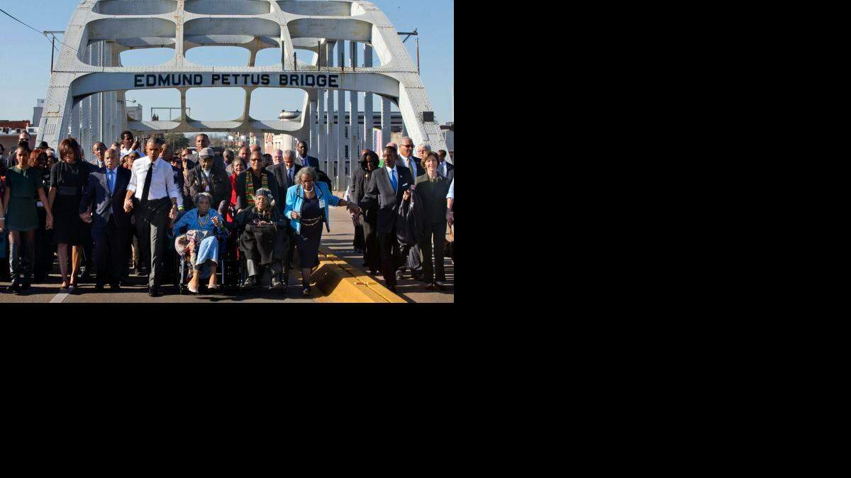 
El presidente Barack Obama (cuarto desde la izquierda), con sus familiares y activistas, cruza el puente Edmund Pettus en Selma, Alabama, el 7 de marzo, en el 50 aniversario de un hecho histórico en la lucha por los derechos civiles.
