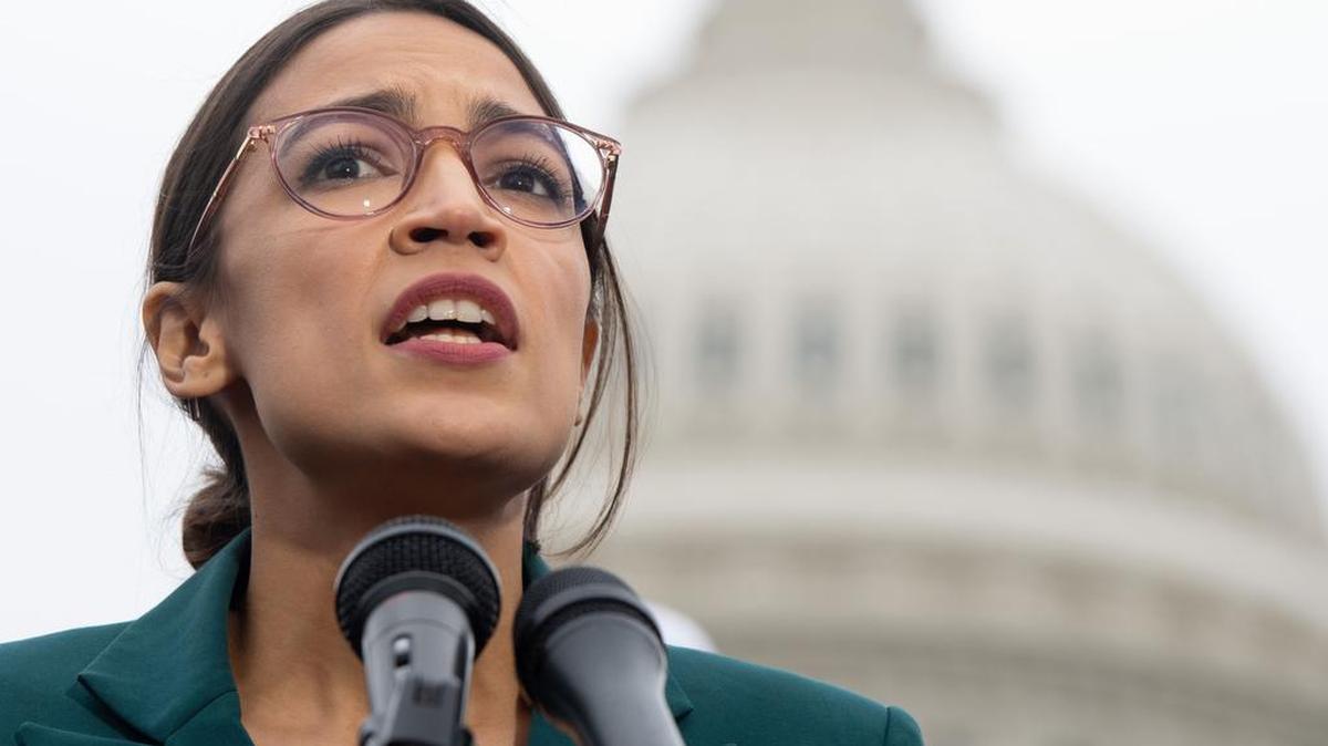 La congresista demócrata Alexandria Ocasio-Cortez (Nueva York), es una de las principales promotoras del Nuevo Tratado Verde (Green New Deal). En la foto, Ocasio-Cortez hace el anuncio del proyecto el 7 de febrero en el Capitolio, Washington DC.