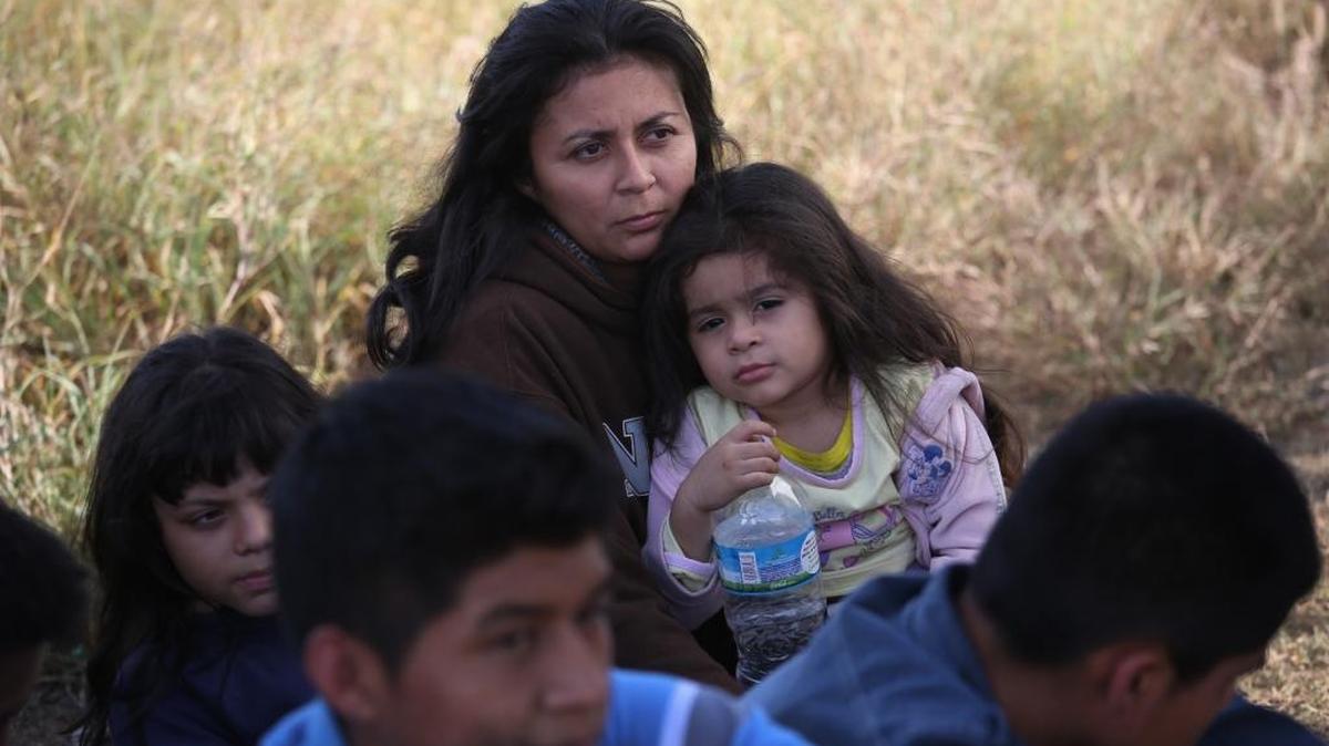 Un madre hondureña sostiene a su hija de 3 años después de entregarse a la patrulla fronteriza de EEUU, el 8 de diciembre en Rio Grande City, Texas.