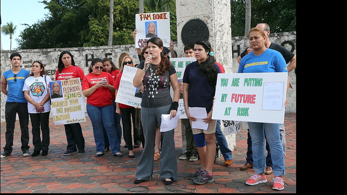 
Activistas defienden la orden ejecutiva del presidente Obama sobre los indocumentados, en una manifestación en Miami el pasado enero.
