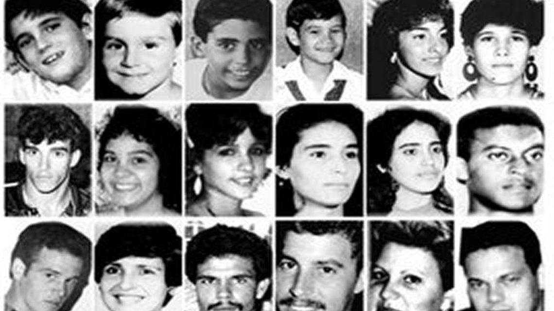 Un afiche muestra los rostros de las víctimas del remolcador ‘13 de Marzo’, en el que viajaban 70 personas que trataron de escapar de Cuba el 13 de julio de 1994. Durante unos 45 minutos las autoridades cubanas intentaron hundirlos con chorros de agua a presión.