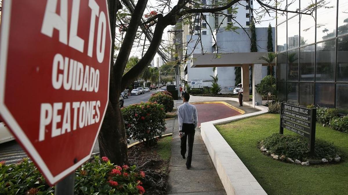Entrada de la sede de la firma legal Mossack Fonseca & (der.) el 7 de abril en Ciudad de Panamá.