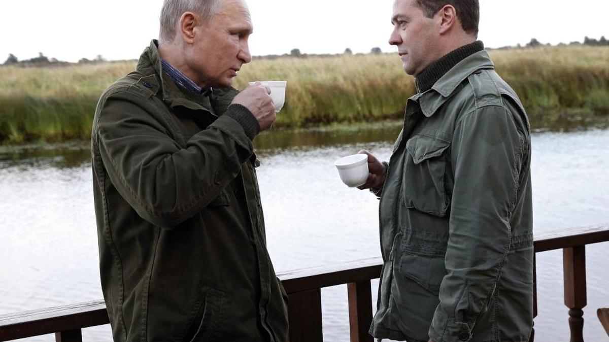 El presidente de Rusia, Vladimir Putin (izq.), y el primer ministro, Dmitry Medvedev, se reúnen en una visita de la campaña electoral a la región de Novgorod, el 10 de septiembre.
