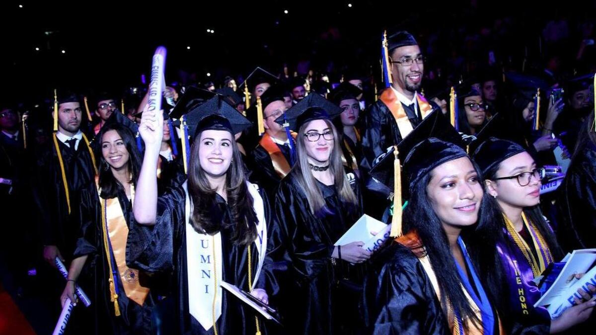 Estudiantes de Miami Dade College participan en la ceremonia de graduación, el 4 de mayo de 2019, en el UM Watsco Center de Coral Gables.