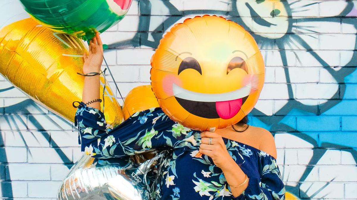 Comunicar la mayor cantidad de información en el menor tiempo posible, con el menor costo posible, hace que todos recurramos diariamente a los emoticones e imojis que, al alcance de nuestra mano y nuestros dedos, condensan gran parte de lo que queremos decir en el espacio que ocupa tan solo un carácter.