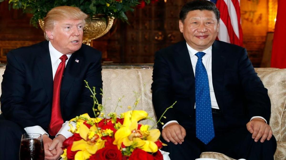 El presidente Donald Trump y su homólogo chino, Xi Jinping, antes de una reunión el 6 de abril, en Mar-a-Lago, Palm Beach, Florida.