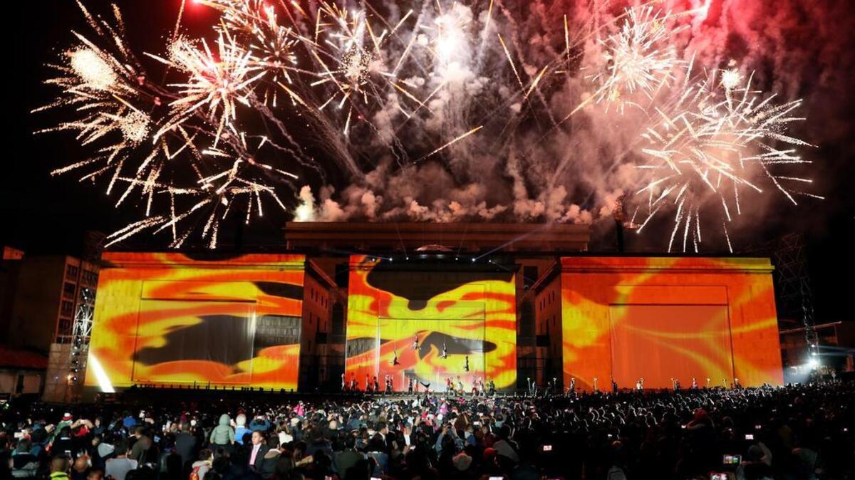 Fuegos pirotécnicos durante el espectáculo “Más cerca de las Estrellas” de la compañía italiana Studio Festi el 17 de diciembre, en un acto parte de las celebraciones de la Navidad en la Plaza de Bolívar en Bogotá.