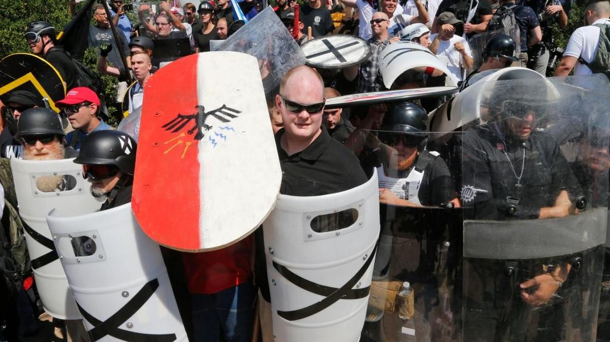 Supremacistas blancos protagonizaron actos de violencia durante manifestaciones el 12 de agosto en la ciudad de Charlottesville, en Virginia. Una mujer murió en los disturbios.