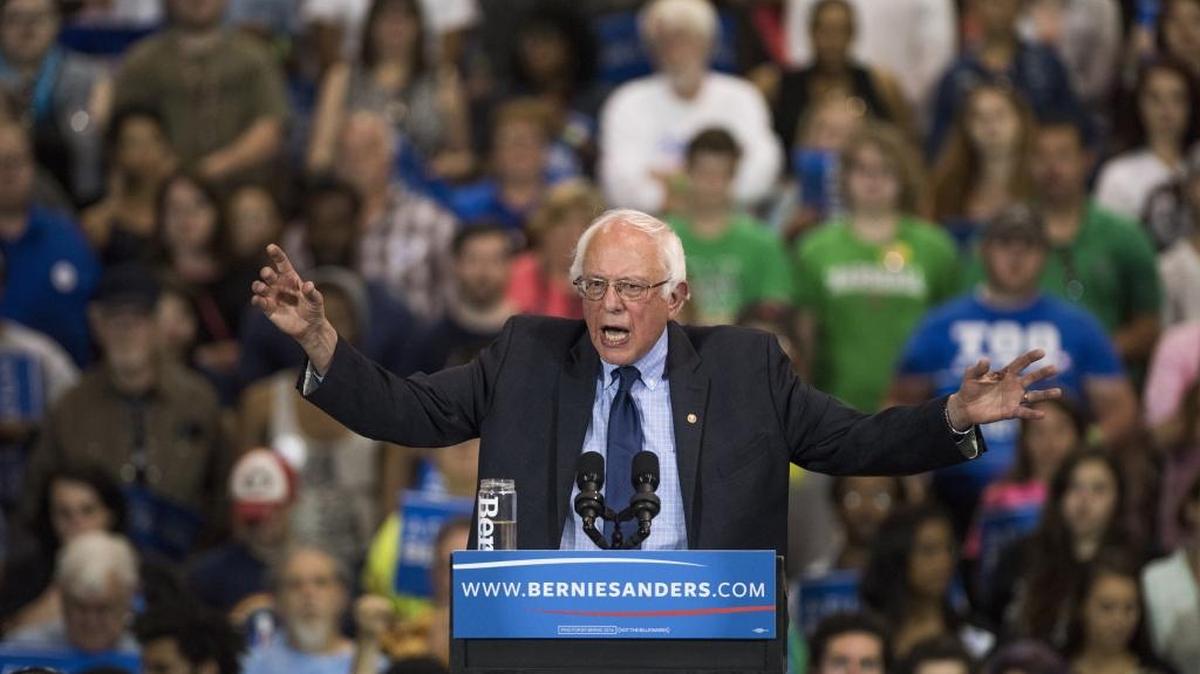 El candidato presidencial demócrata Bernie Sanders pronuncia un discurso en un acto de campaña en Huntington, Virginia Occidental, el martes pasado. El político socialista tiene un enorme respaldo entre la juventud norteamericana.