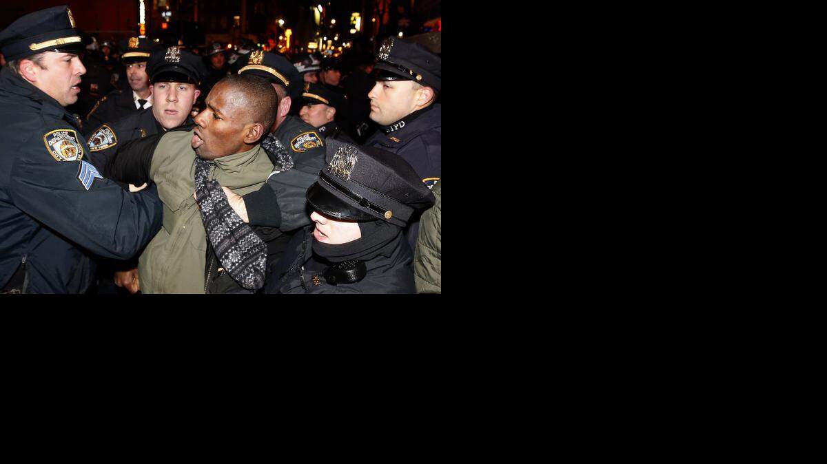 
Varios policías arrestan a un hombre en Nueva York, durante protestas el viernes por la decisión de no acusar al agente que mató al afroamericano Eric Garner.
