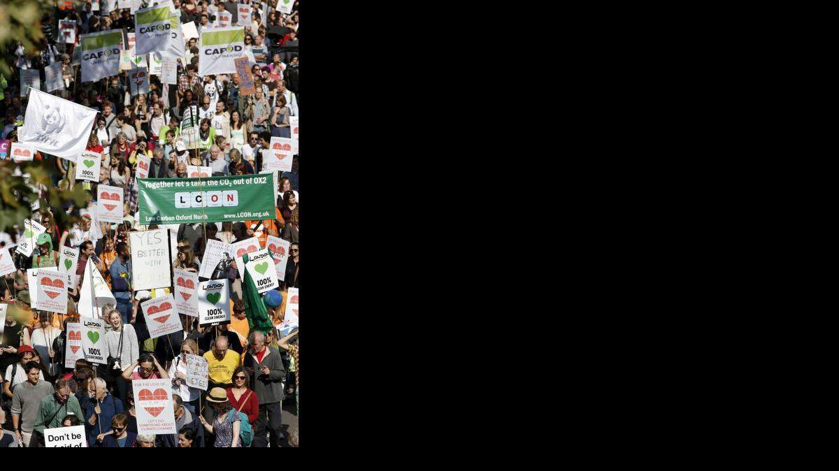 
Numerosos manifestantes piden medidas contra el cambio climático en una marcha que tuvo lugar en Londres el 21 de septiembre, al mismo tiempo que en otras ciudades de distintos países.
