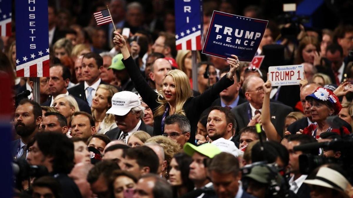 Delegados a la Convención Republicana en Cleveland escuchan el discurso de aceptación de Donald Trump a la candidatura presidencial el pasado 21 de julio.