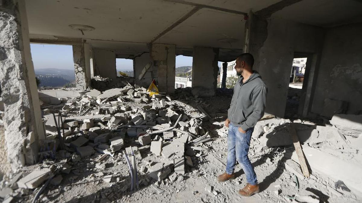 Un palestino revisa los restos de un apartamento en Cisjordania, demolido por el ejército israelí, el 15 de noviembre.