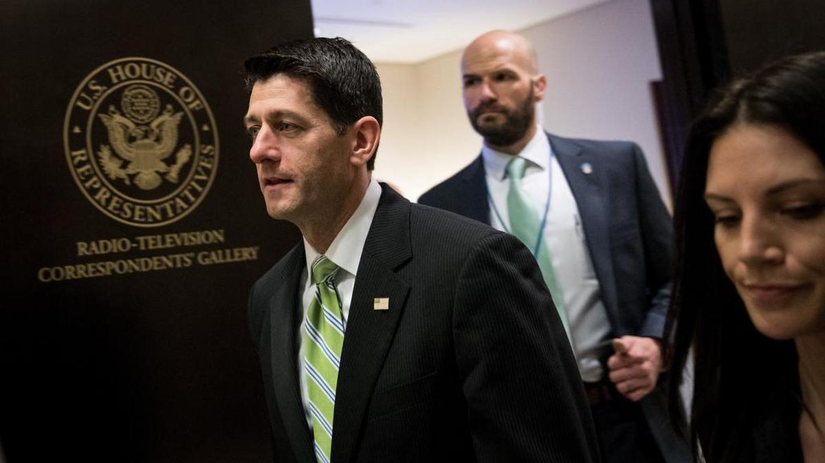 Junto a dos asesores, el presidente de la Cámara de Representantes, Paul Ryan, sale de una conferencia de prensa el viernes pasado, cuando la votación sobre el plan de salud que reemplazaría a Obamacare fue cancelada.