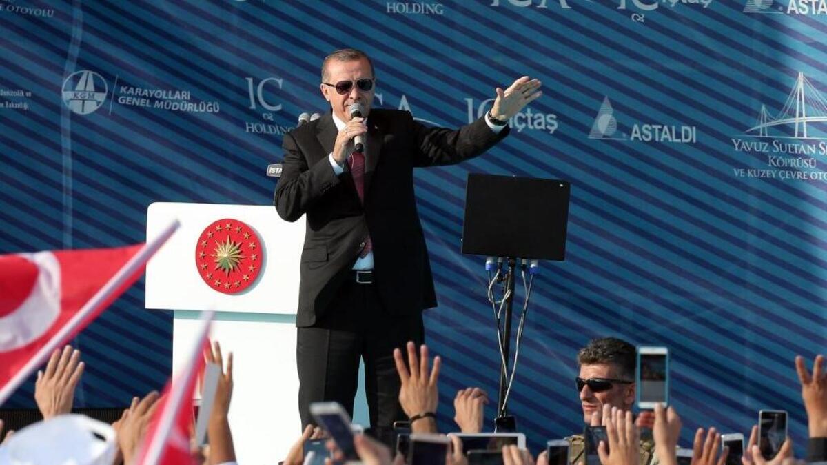 El presidente de Turquía, Recep Tayyip Erdogan, inaugura el puente Yavuz Sultan Selim en Estambul, el tercer puente sobre el Bósforo, el viernes pasado. Erdogan adoptó medidas de excepción tras un fallido intento golpista.