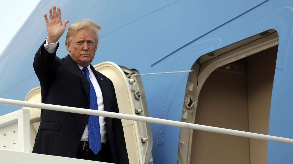 El presidente Donald Trump saluda antes de abordar el avión presidencial Air Force One, el jueves en la Base de la Fuerza Áerea Andrews en Maryland. Trump se dirigía a un acto de campaña en Las Vegas, Nevada.