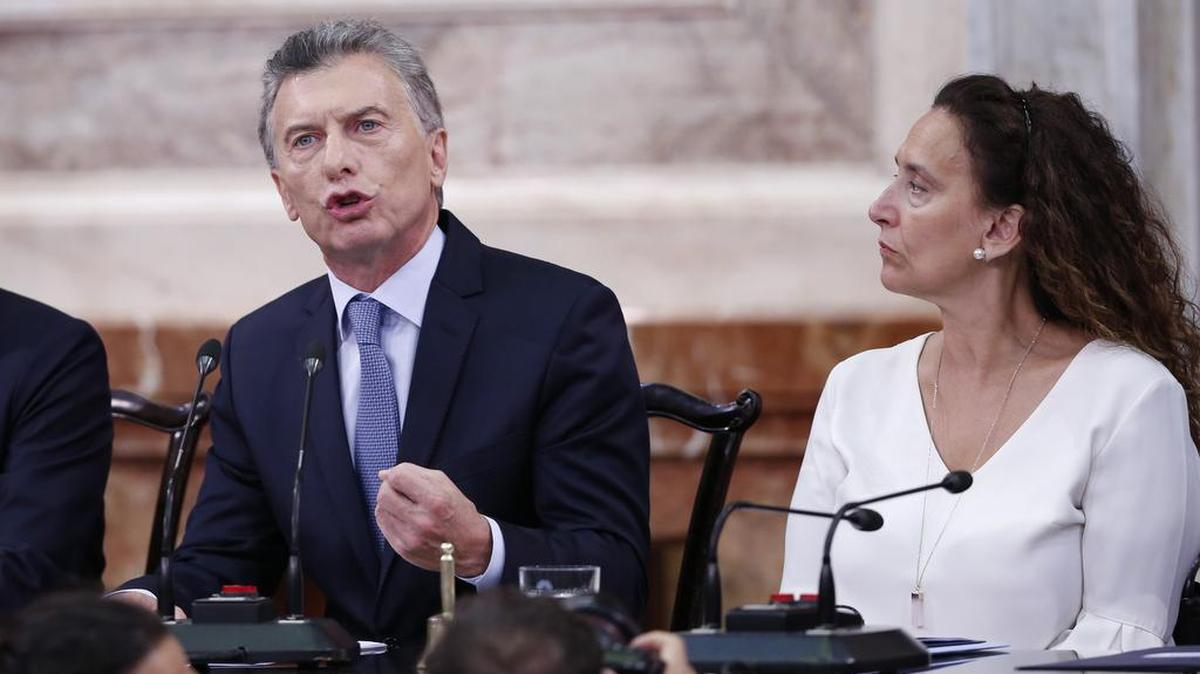El presidente argentino Mauricio Macri da su discurso sobre el estado de la nación, el 1 de marzo en el Congreso, en Buenos Aires. Lo acompaña la vicepresidenta Gabriela Michetti.