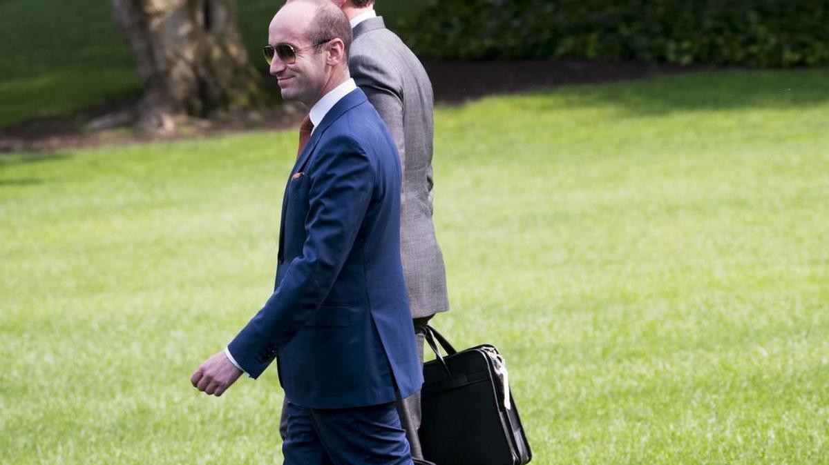 Stephen Miller en los jardines de la Casa Blanca, el 25 de junio de 2018. En un ensayo publicado por su tío, este argumenta que la familia de Miller hubiera sido rechazada de Estados Unidos si las actuales políticas migratorias que su sobrino impulsa hubieran estado en vigor décadas atrás.