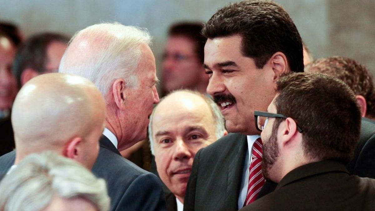 El gobernante venezolano Nicolás Maduro habla con el entonces vicepresidente de Estados Unidos, Joe Biden, durante la ceremonia de juramentación de la presidenta brasileña Dilma Rousseff, el 1 de enero de 2015 en Brasilia.