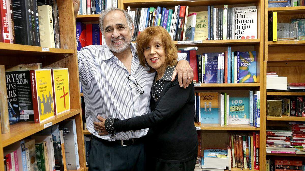 Eduardo Durán y su esposa, Norma Durán, posan en su librería Revistas y Periódicos ubicada en Westchester, Miami, el 22 de abril de 2019. 