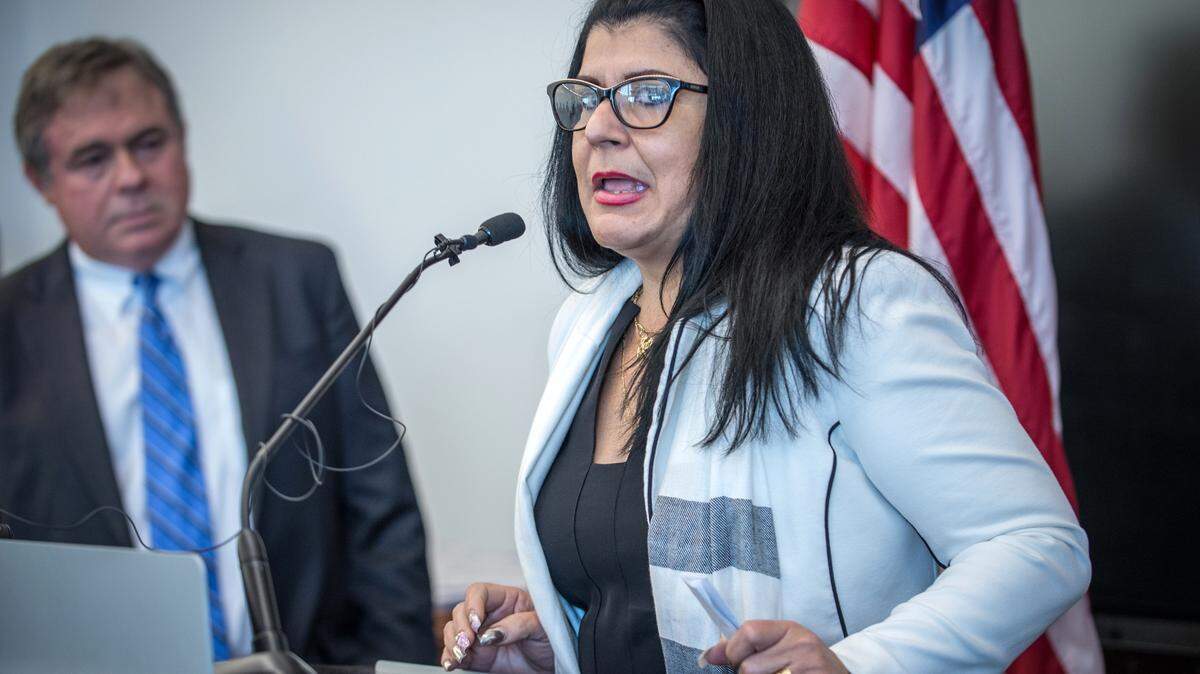 La doctora cubana Tatiana Carballo, una de los cuatro demandantes en contra de la Organización Panamericana de la Salud (OPS), habla durante una conferencia de prensa celebrada el 30 de noviembre de 2018, en Doral, ciudad aledaña a Miami. Cuatro médicos cubanos demandaron judicialmente a la OPS, a la que acusan de haber facilitado la “red de tráfico humano” y “esclavitud” que, a su juicio, había detrás del programa “Mais médicos” en Brasil.