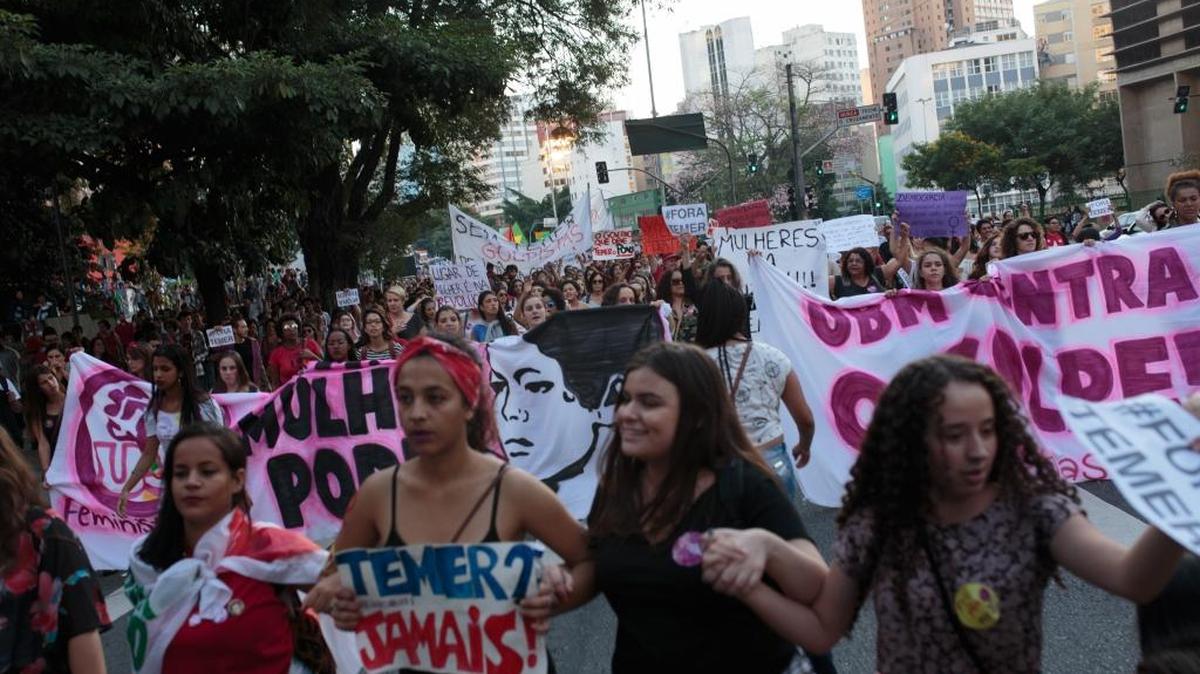 Mujeres brasileñas participan en una manifestación en Sao Paulo, el 15 de mayo, contra el gobierno interino de Michel Temer, tras la destitución temporal de la presidenta Dilma Rousseff mientras la someten a un juicio político.