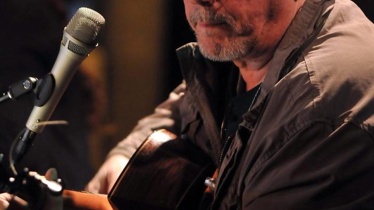 El cantautor cubano Silvio Rodríguez durante un concierto en un barrio de La Habana. Archivo.