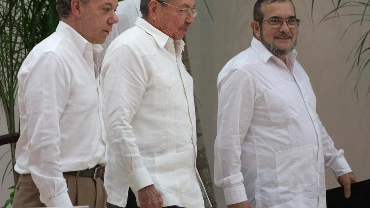 
El presidente de Colombia, Juan Manuel Santos (izq.); el gobernante cubano Raúl Castro (centro), y el comandante de las FARC Timoleón Jiménez, alias Timochenko, se reúnen en La Habana en septiembre durante las conversaciones de paz.
