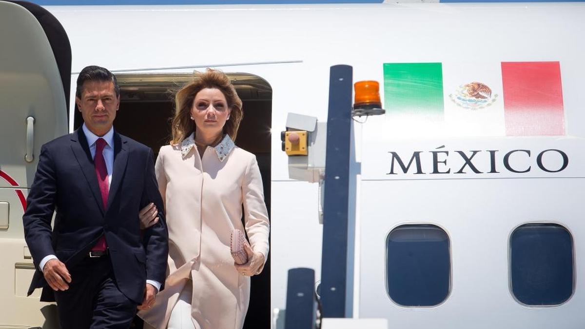 El presidente de México Enrique Peña Nieto y la primera dama Angelica Rivera llegan al aeropuerto de Brisbane, Australia, para la cumbre del G-20.