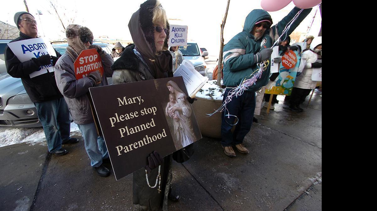 
Un grupo católico pro defensa de la vida, protestan ante una de las clínicas de Planned Parenthood en Scranton, Pa. Al centro, Donna Davis sujeta un cartel con una imagen de la Virgen.

