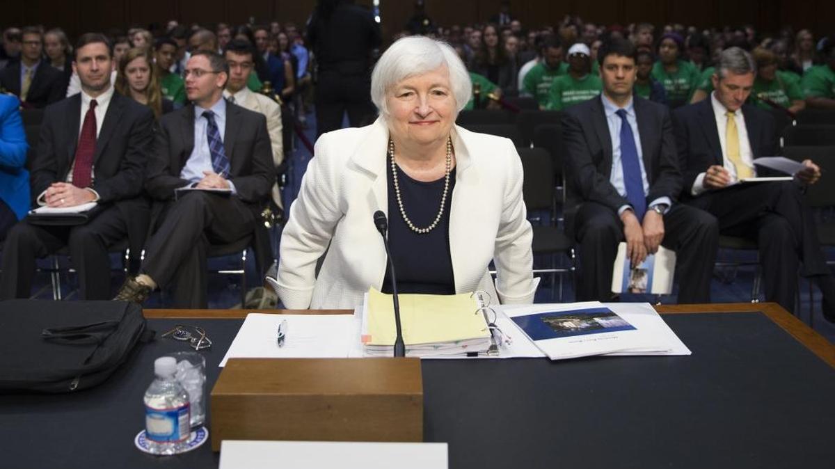 La presidenta de la Reserva Federal, Janet Yellen, llega al Senado en Washington el 21 de junio. Yellen dijo que la economía nacional afronta cierta incertidumbre y que la Reserva debe proceder con cautela al subir las tasas de interés.