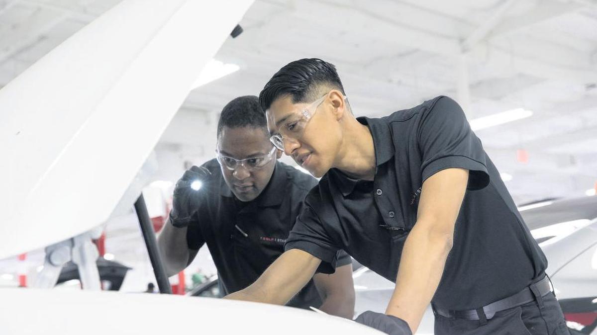 Tesla START es un curso de 12 semanas en Miami Dade College, en el cual los estudiantes reciben un salario mientras se entrenan para ser técnicos en vehículos eléctricos.