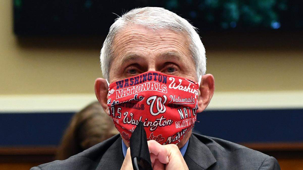 En las últimas semanas, el Dr. Anthony Fauci, director del Instituto Nacional de Alergias y Enfermedades Infecciosas (foto), ha sido criticado abiertamente por el presidente Donald Trump, un reflejo de su desacuerdo con el experto en epidemias. En la foto, Fauci declara ante un comité de la Cámara Baja del Congreso el 23 de junio de 2020 en Washington, D.C.