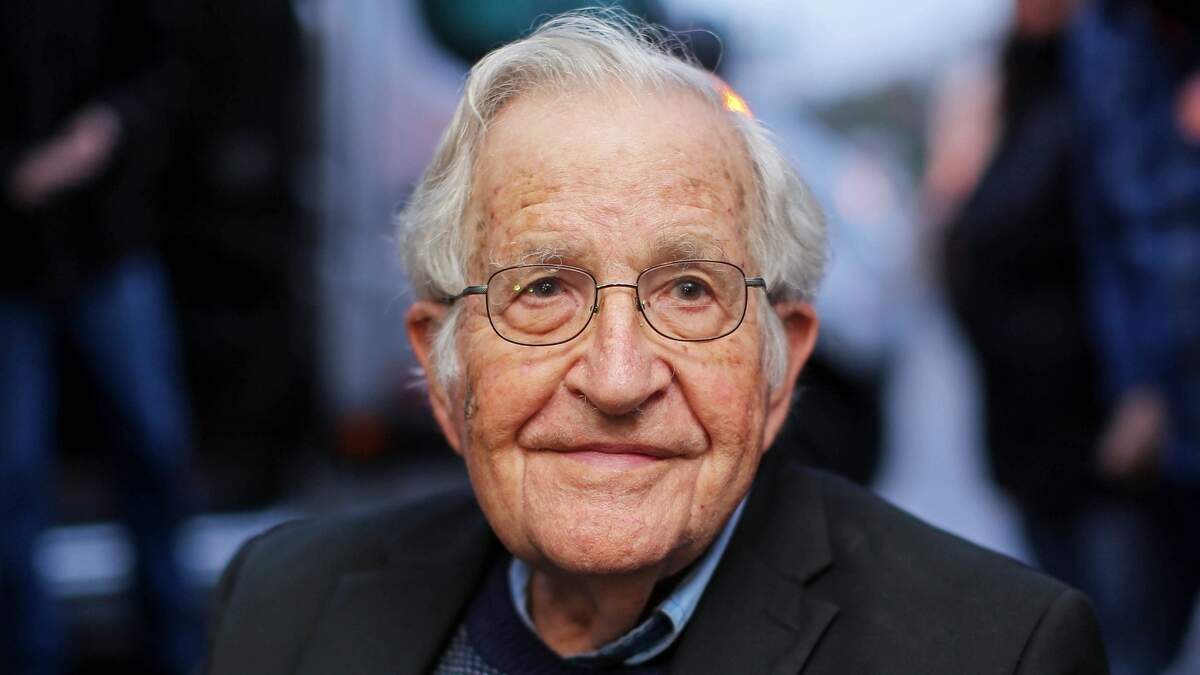 El lingüista y activista político estadounidense Noam Chomsky da una conferencia de prensa después de visitar al ex presidente brasileño Luis Inácio Lula da Silva, quien está preso condenado por corrupción, el 20 de septiembre de 2018 en Curitiba, Brasil.