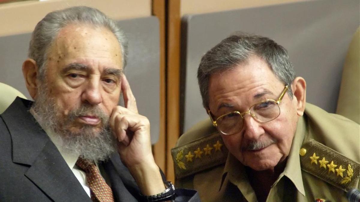 El entonces gobernante de Cuba, Fidel Castro, a la izquierda, y su hermano, el entonces ministro de Defensa, Raúl Castro, asisten a una sesión del Parlamento en La Habana, el 31 de julio del 2004.