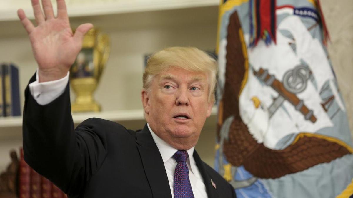 El diario The Washington Post dijo que el presidente Trump mintió o hizo afirmaciones engañosas en 1,628 ocasiones durante sus primeros 298 días de gobierno.