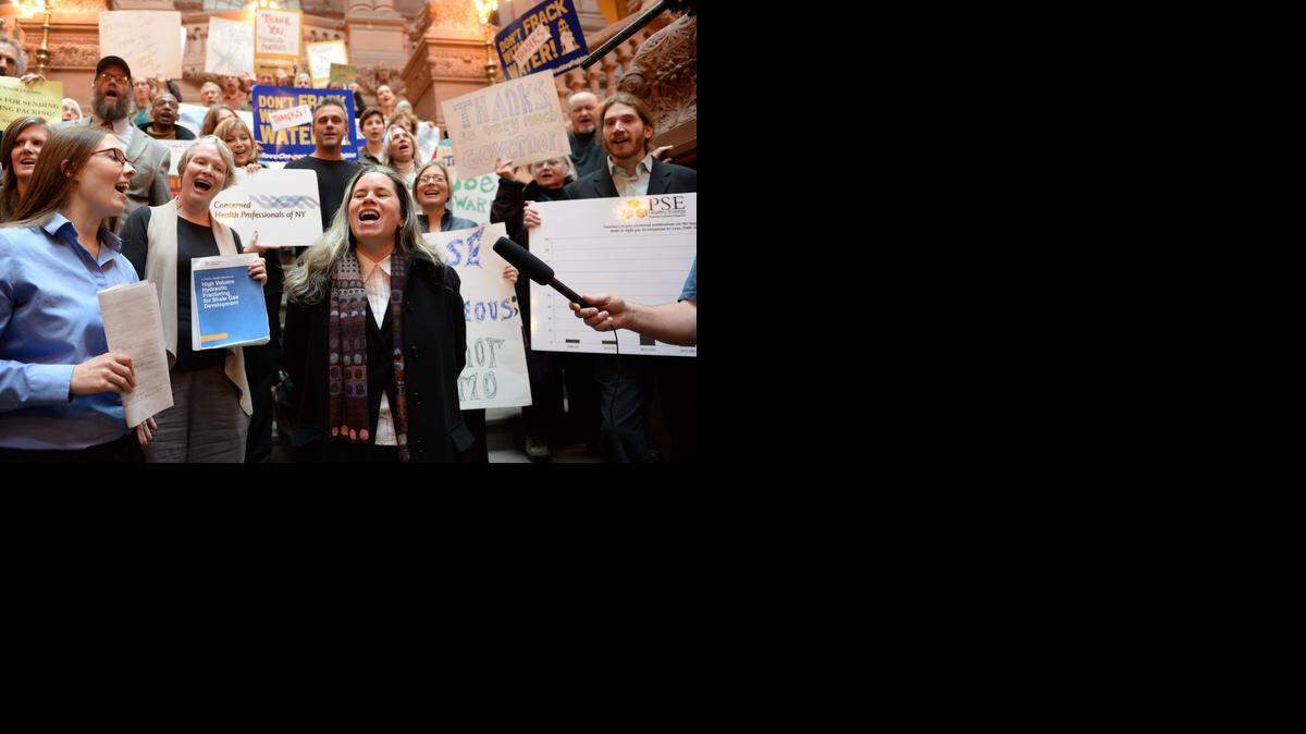 
Activistas celebran en el Capitolio del estado de Nueva York en Albany la prohibición contra la fracturación hidráulica promulgada por el gobernador Andrew Cuomo y el Departamento de Conservación Ambiental.
