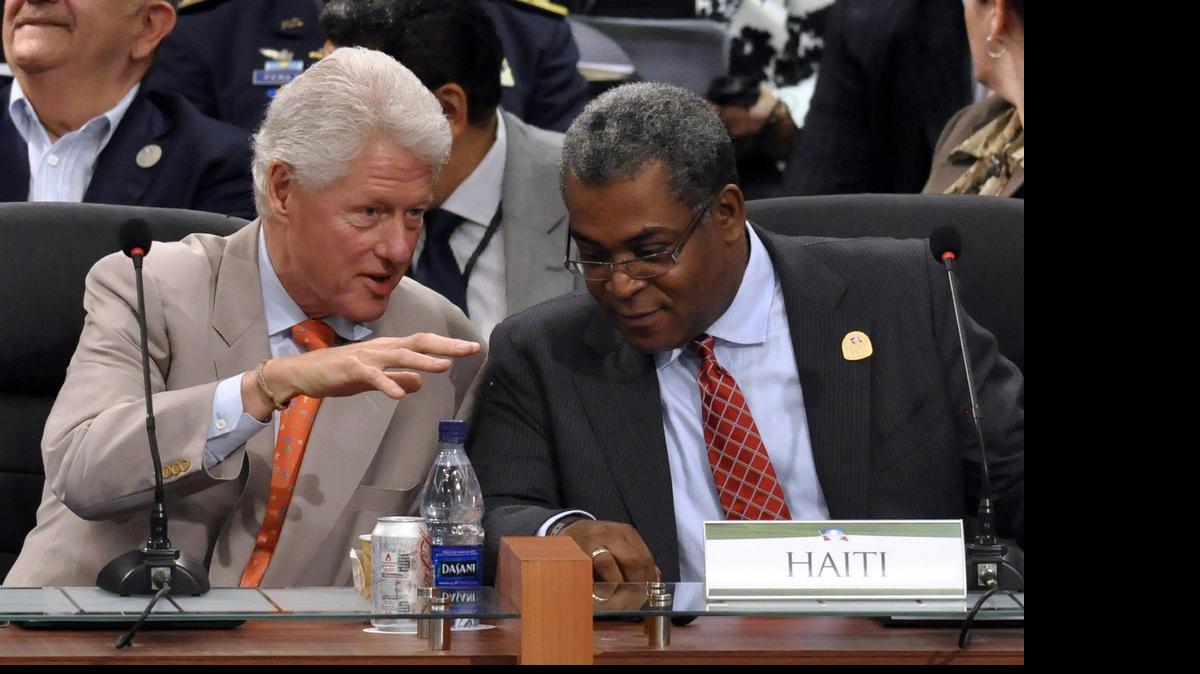 
El ex presidente Bill Clinton habla con el entonces Primer Ministro de Haití, Jean Max Bellerive, durante la apertura de la “Cumbre Mundial para el Futuro de Haití” en Punta Cana en junio de 2010.
