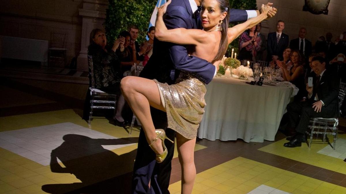 El presidente Barack Obama baila tango con una bailarina profesional durante una cena de Estado en el Centro Cultural Kirchner, en Buenos Aires, el pasado 23 de marzo.