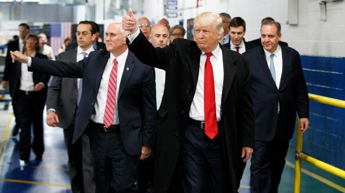 El presidente electo Donald Trump (al frente) y el vicepresidente electo Mike Pence (izq.) visitan la fábrica Carrier en Indianápolis, el 1 de diciembre.