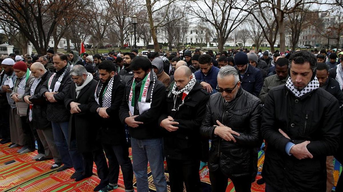 Un grupo de musulmanes ora frente a la Casa Blanca el 8 de diciembre, tras el reconocimiento de Jerusalén como capital de Israel por el presidente Trump.