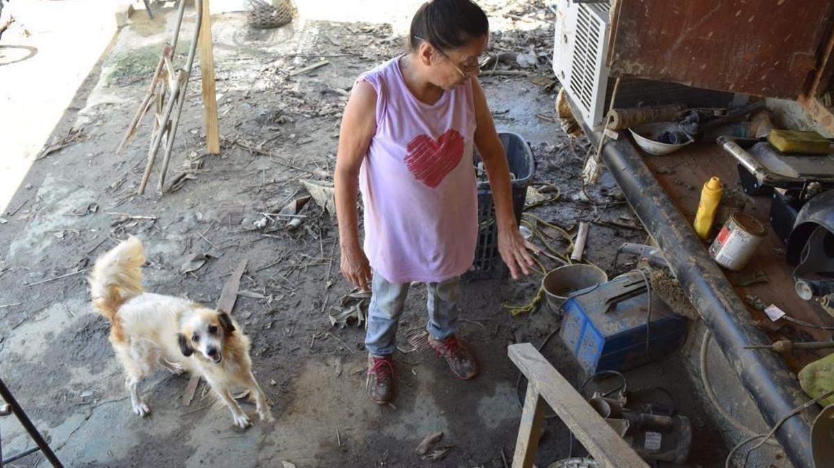 Aurea González revisa los daños causados en su casa en la localidad de Media Luna, en Puerto Rico, por el huracán María.