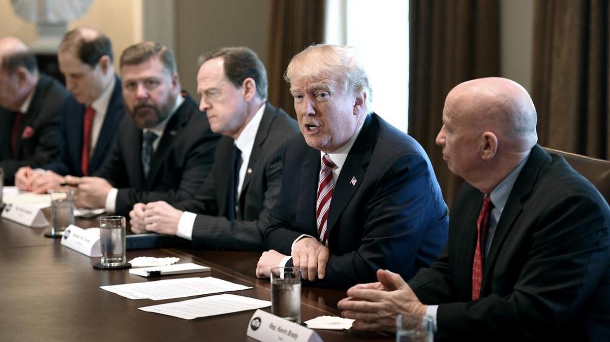 El presidente Donald Trump se reúne con congresistas en la Casa Blanca, el pasado febrero. Las elecciones de noviembre serán cruciales para el dominio republicano en el Capitolio.