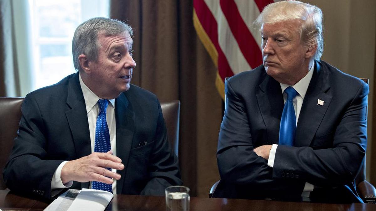 El presidente Donald Trump (der.) participa junto al senador Dick Durbin, demócrata por Illinois, en una reunión sobre inmigración en la Casa Blanca, el 9 de enero.
