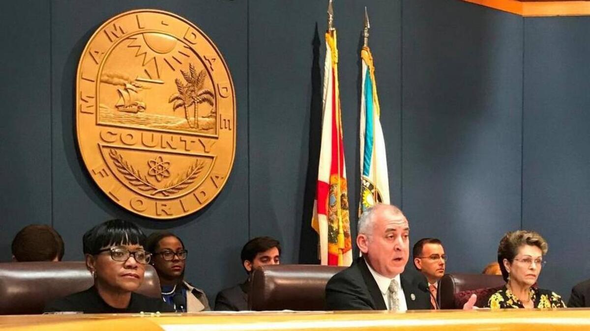 El comisionado Esteban “Steve” Bovo (centro) y la comisionada Rebeca Sosa (der.), durante una reunión de la Comisión de Miami-Dade, el 21 de febrero de 2018.